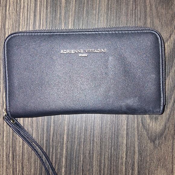EUC Black Adrienne Vittadini Charging Zip Around Wallet Wristlet! - Picture 1 of 8
